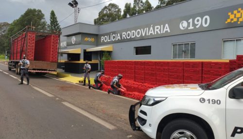 Polícia Rodoviária apreende grande carga de maconha escondida em meio a caixas de plástico em caminhão