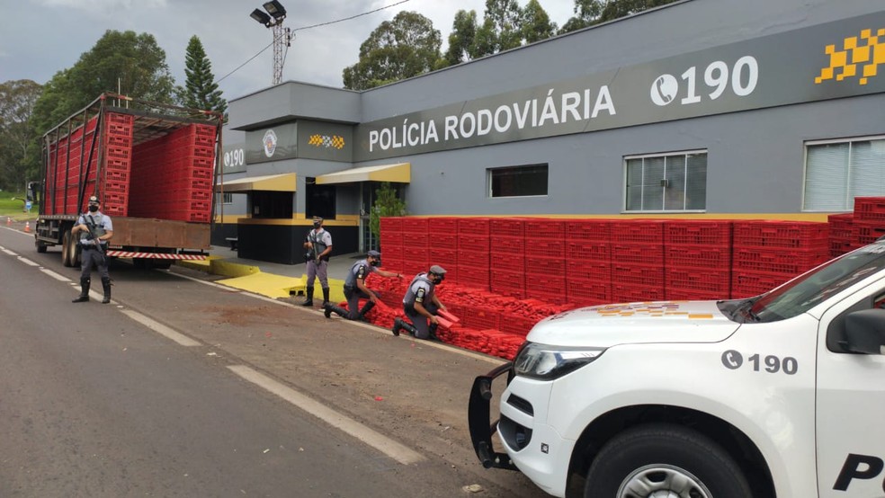 Polícia Rodoviária apreende grande carga de maconha escondida em meio a caixas de plástico em caminhão