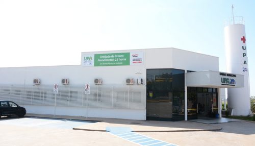 Pedestre pula na frente de veículo em avenida, fere motorista com agulha e depois foge correndo