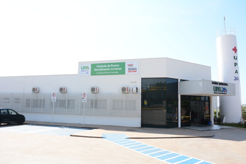 Pedestre pula na frente de veículo em avenida, fere motorista com agulha e depois foge correndo