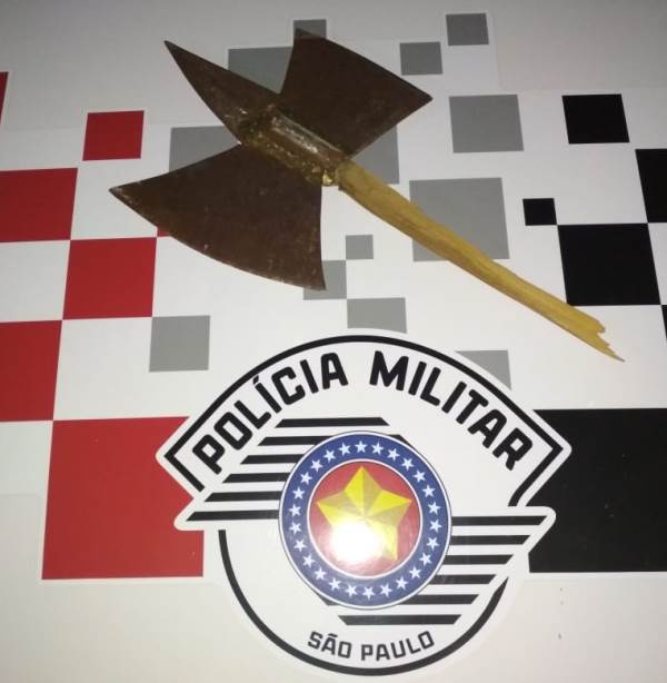 Com machado artesanal, pai agride familiares e é detido pela Polícia Militar