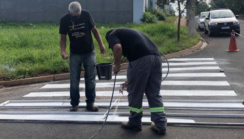 DEMTRAN executa pintura de solo em bairros de Adamantina