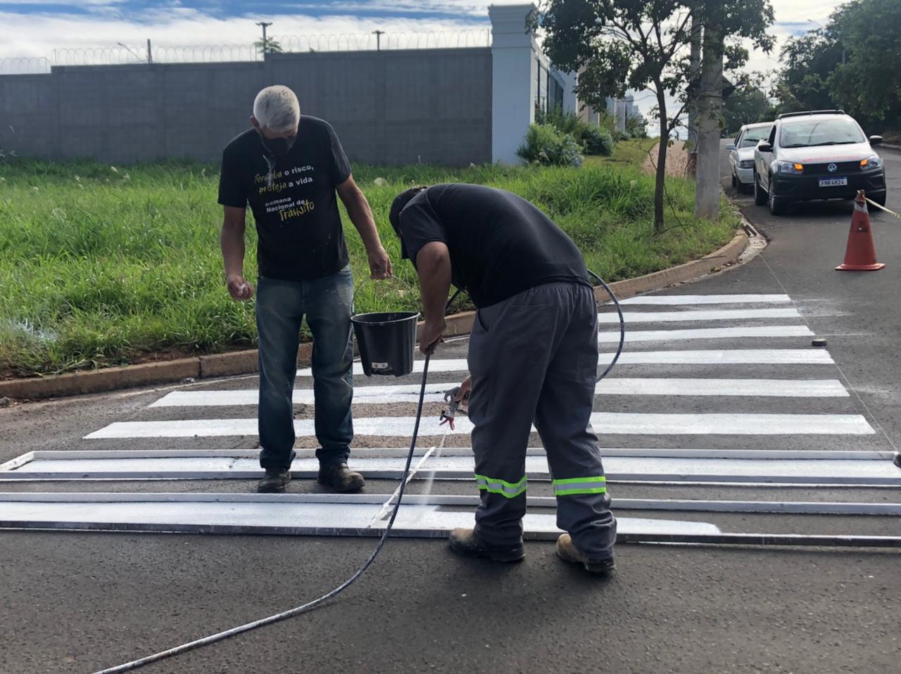 DEMTRAN executa pintura de solo em bairros de Adamantina