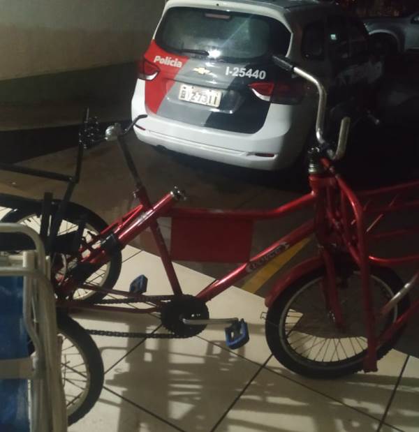 Família entrega autor de furto e polícia recupera objetos antes que a vítima percebesse o crime