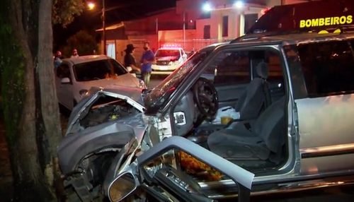 Após bater caminhonete em árvore, homem é socorrido com ferimentos leves