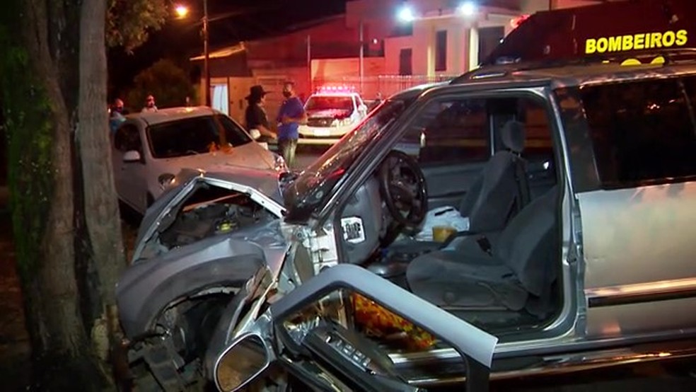 Após bater caminhonete em árvore, homem é socorrido com ferimentos leves