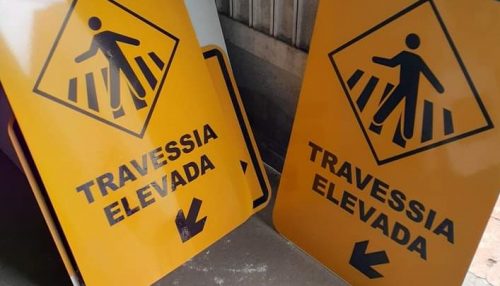 DEMTRAN de Adamantina confecciona placas de sinalização
