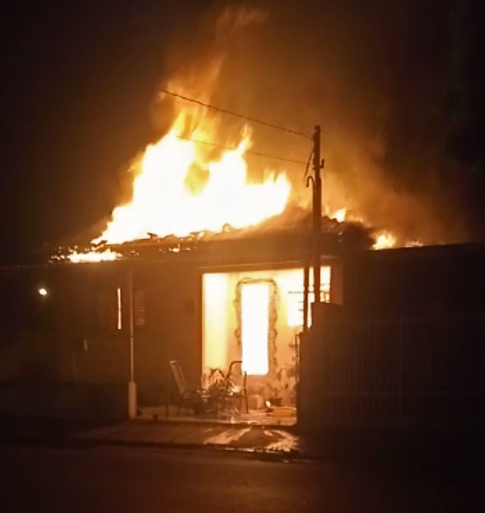 Incêndio em residência mobiliza Corpo de Bombeiros em Regente Feijó