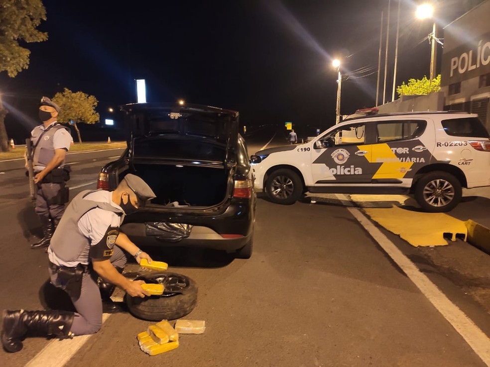 Polícia Rodoviária encontra cocaína e haxixe dentro de estepe de carro e prende homem em flagrante