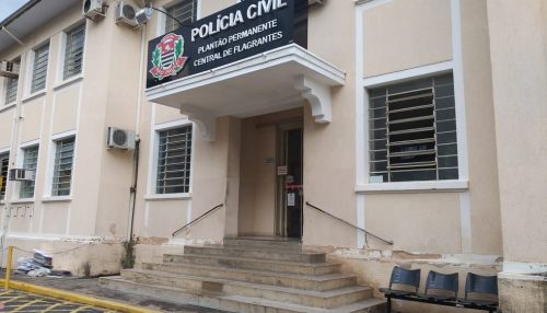 Homem furta arma de fogo do primo, tenta esconder em fogão a lenha e acaba preso em flagrante