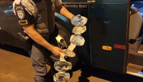 Polícia suspeita de 'volume anormal' sob vestes de passageira de ônibus e apreendem haxixe e maconha