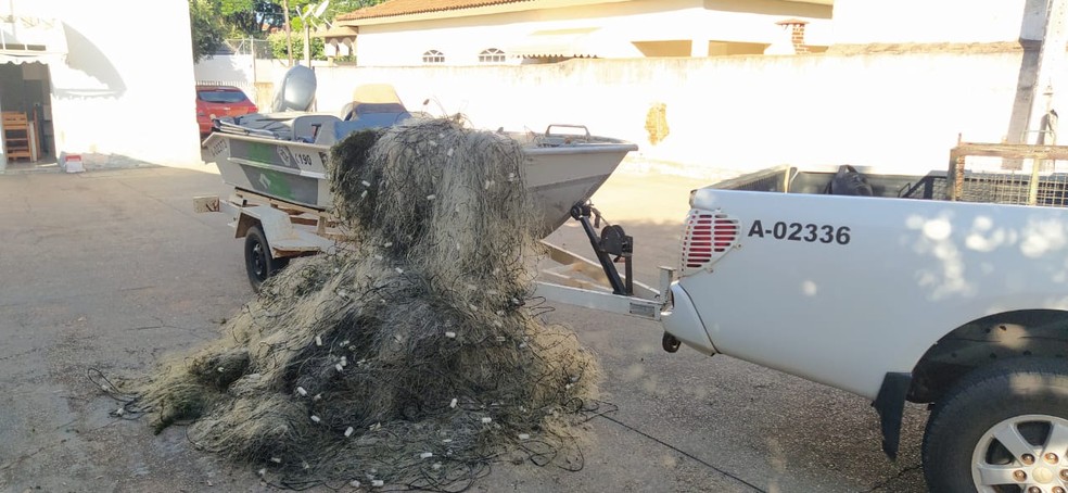 Polícia Ambiental apreende mais de 2,8 mil metros de redes de pesca armadas em locais proibidos no Rio Paraná