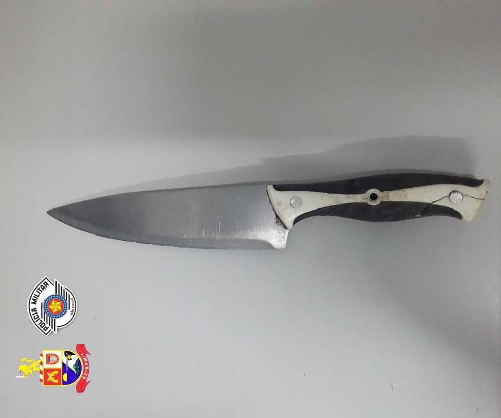 Homem tenta matar o próprio irmão devido a supostas mensagens para sua esposa sobre traição