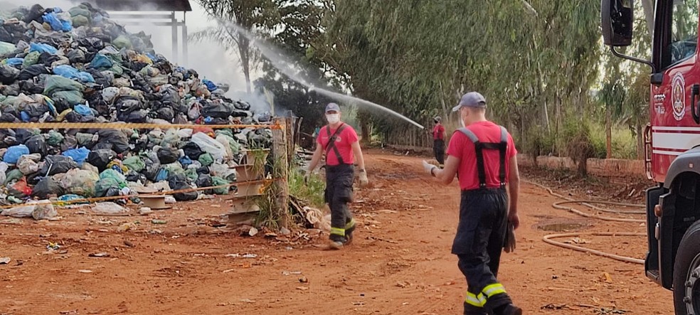 Incêndio destrói barracões de cooperativa de reciclagem de lixo em Dracena