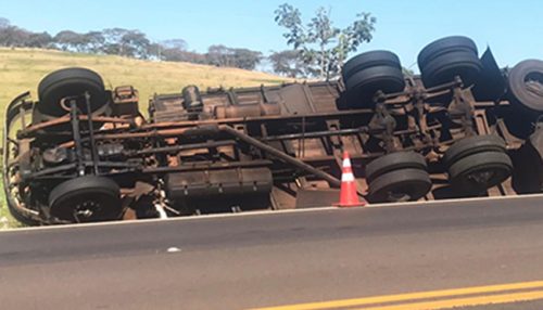 Caminhão carregado com caixas de papelão tomba na SP-294