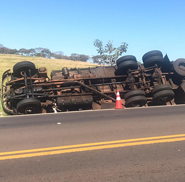 Caminhão carregado com caixas de papelão tomba na SP-294