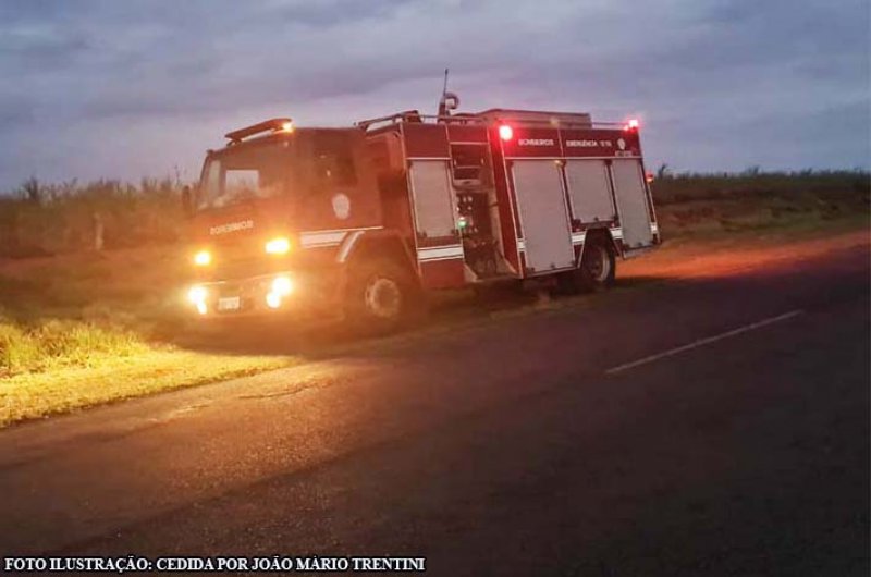 Duas pessoas conduzindo carrinho de reciclagem são atropeladas na SP 294, trecho Tupã-Iacri