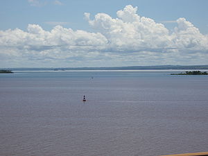 Avião monomotor faz pouso de emergência no rio Paraná em Presidente Epitácio