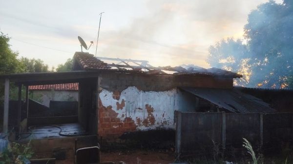 Incêndio destrói residência em Mariápolis