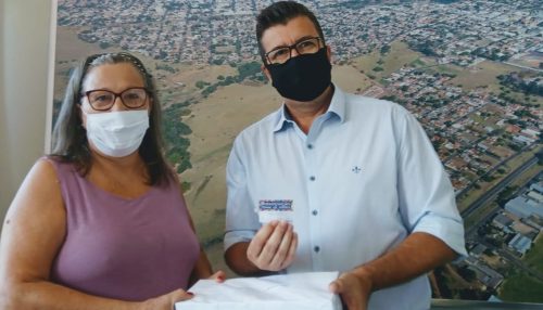 Secretaria de Cultura e Turismo de Adamantina entrega 5 mil etiquetas para Associação OMIN de Artesãos de Adamantina