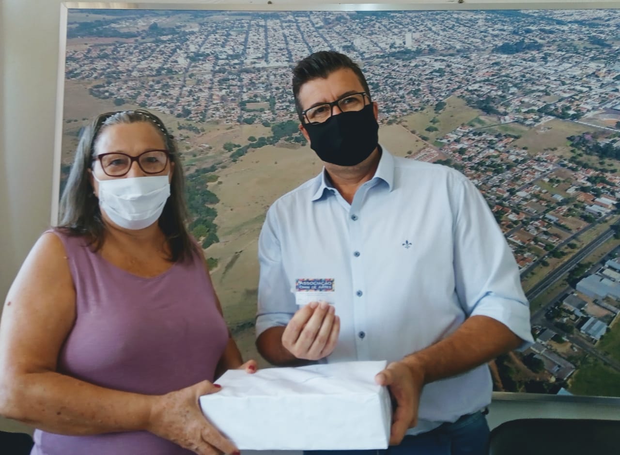 Secretaria de Cultura e Turismo de Adamantina entrega 5 mil etiquetas para Associação OMIN de Artesãos de Adamantina