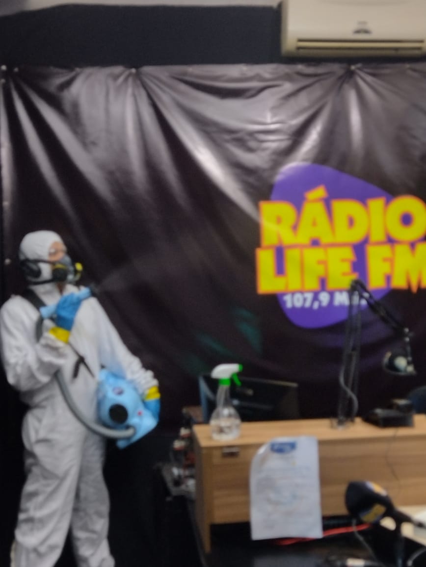 Limper  Sec Adamantina realiza com profissionalismo a sanitização na Rádio Life FM