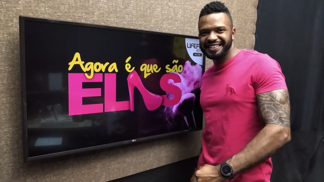 Agora é Que São Elas, com Anderson Pereira homenageando os serralheiros