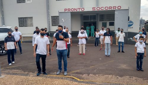 Mais de 30  voluntários da Igreja Universal se reúnem em um grande clamor em oração em frente ao Pronto Socorro da Santa Casa de Adamantina