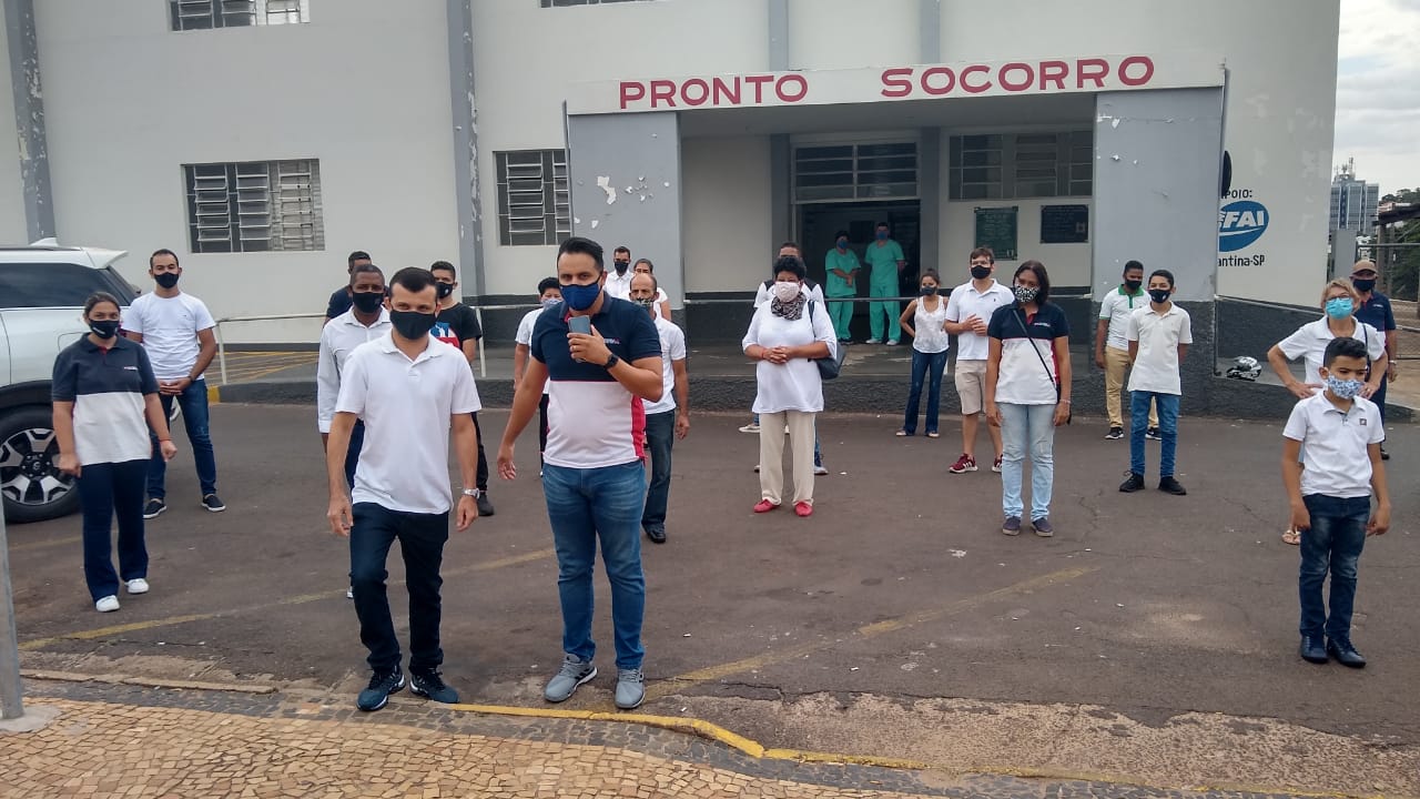 Mais de 30  voluntários da Igreja Universal se reúnem em um grande clamor em oração em frente ao Pronto Socorro da Santa Casa de Adamantina