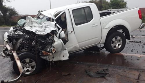 Um morto e outro gravemente ferido em acidente entre camionete e caminhão na SP-294