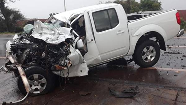 Um morto e outro gravemente ferido em acidente entre camionete e caminhão na SP-294