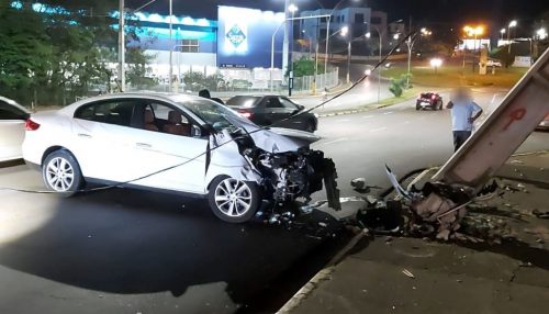 Carro bate em poste na Avenida Salim Farah Maluf, em Presidente Prudente