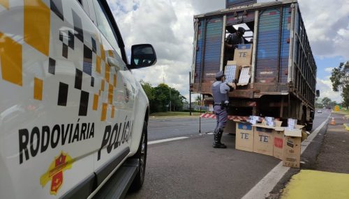 Ao se deparar com fiscalização, motorista abandona caminhão boiadeiro com 75 mil maços de cigarros contrabandeados do Paraguai e foge a pé por canavial