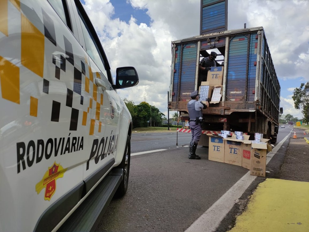 Ao se deparar com fiscalização, motorista abandona caminhão boiadeiro com 75 mil maços de cigarros contrabandeados do Paraguai e foge a pé por canavial