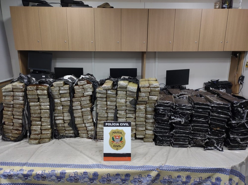 Grande carga de maconha e cocaína é apreendida na SP-294