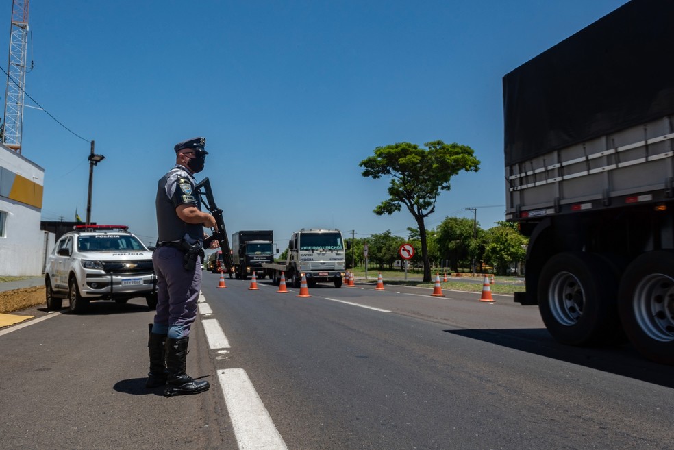 Polícia Rodoviária intensifica fiscalização em estradas da região no feriado e dá recomendações de segurança