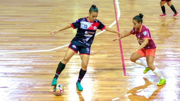 Atleta de Lucélia, Carol Anizia, é destaque no futsal feminino