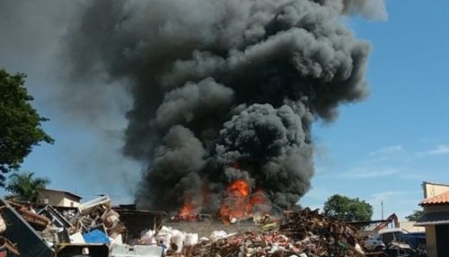 Incêndio em depósito de ferro-velho mobiliza Corpo de Bombeiros