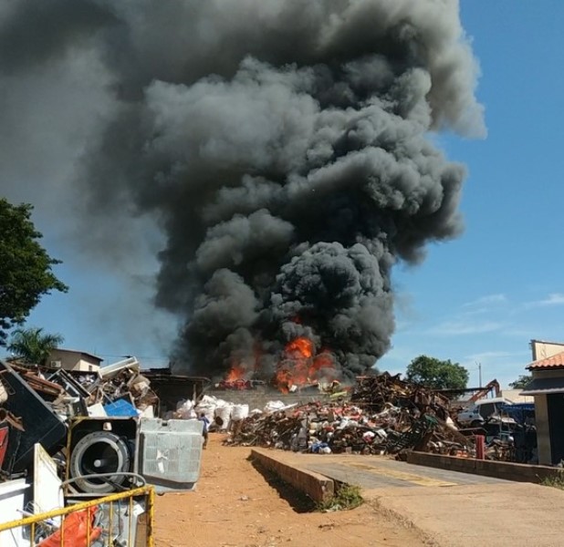 Incêndio em depósito de ferro-velho mobiliza Corpo de Bombeiros