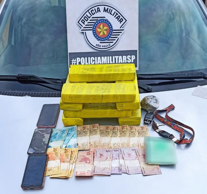 Casal é preso com vários tijolos de maconha em veículo