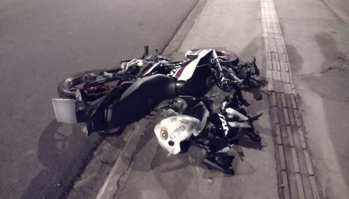 Motociclista de 23 anos morre após bater contra poste de iluminação na Avenida Raimundo Maiolini, em Presidente Prudente