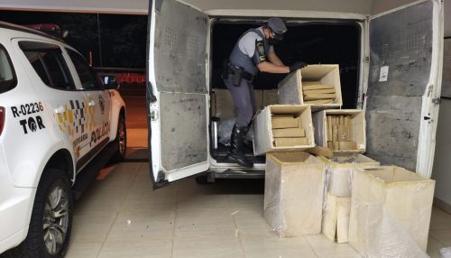 Em vistoria em furgão, polícia localiza 670 quilos de maconha em caixas de madeira