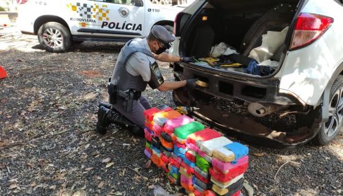 Operação apreende quase 80 quilos de cocaína em fundo falso de veículo abordado na SP-294