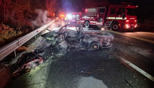 Batida frontal entre carro e picape mata cinco pessoas e deixa uma em estado grave