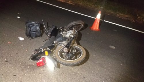 Motociclista morre após colidir em traseira de caminhão e ser atropelada por outro veículo na SP-270