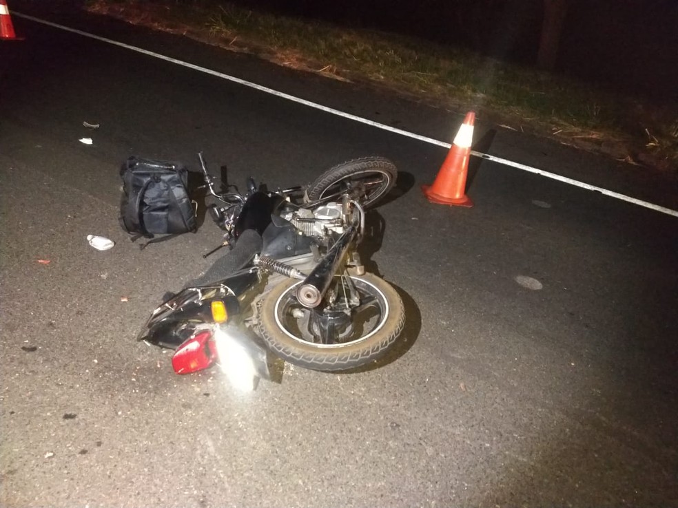Motociclista morre após colidir em traseira de caminhão e ser atropelada por outro veículo na SP-270