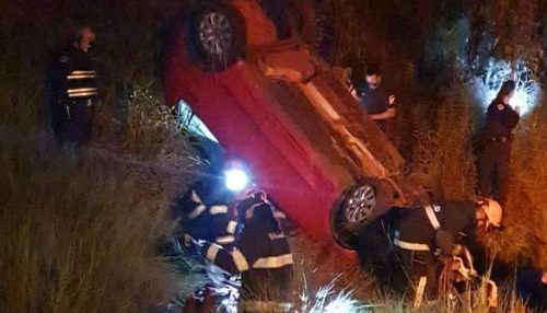 Mulher fica gravemente ferida após capotar veículo
