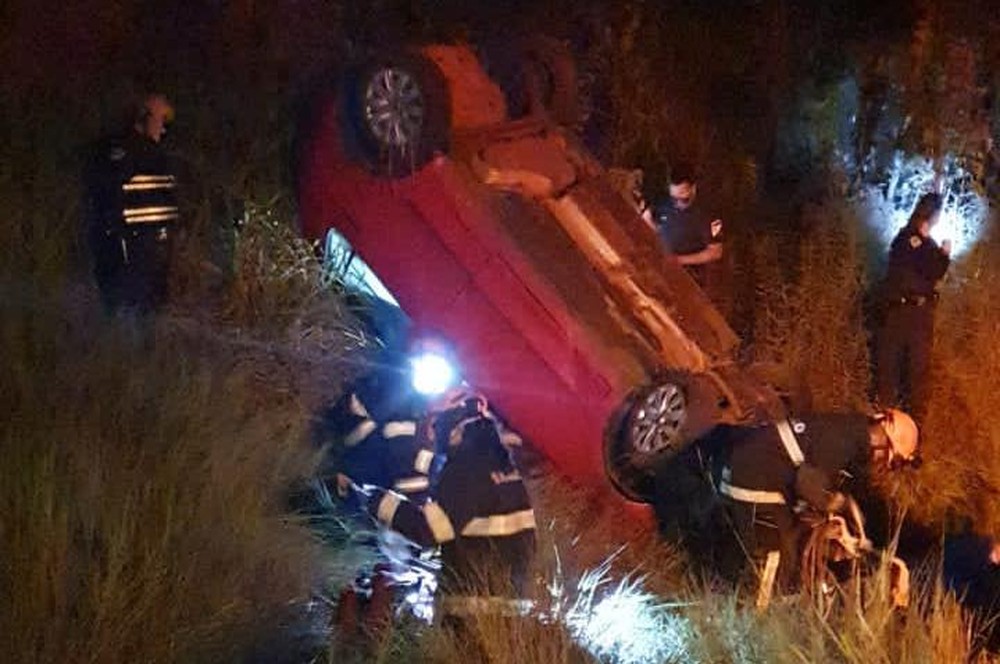 Mulher fica gravemente ferida após capotar veículo