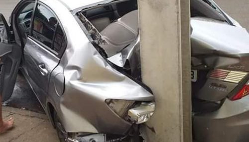 Criança de oito anos fica ferida ao bater carro dos pais em poste