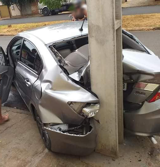 Criança de oito anos fica ferida ao bater carro dos pais em poste